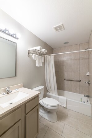 Individually furnished, blackout drapes, iron/ironing board, free WiFi - Budget Inn & Suites (Baton Rouge)