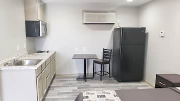Deluxe Studio, 1 King Bed, Non Smoking, Kitchenette | Private kitchen | Full-size fridge, microwave, oven, stovetop
