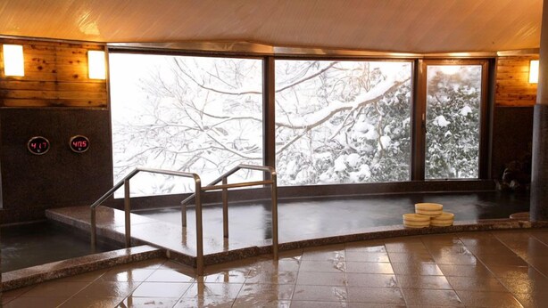 A sauna with large windows, a wooden interior, and a tiled floor. - Kajikaso (Nantan)
