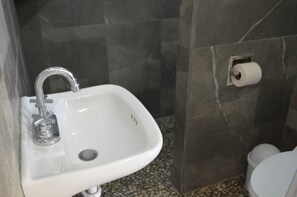 Doppia Superior | Bagno | Doccia, soffione a pioggia, set di cortesia gratuito, asciugamani