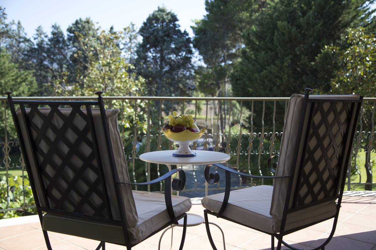 Premium bedding, desk, free cots/infant beds, free WiFi