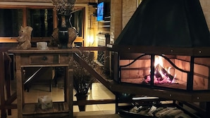 Un interior acogedor con chimenea, muebles de madera y televisor.