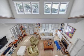 TV, bøker og kontorer