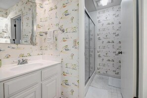 Combined shower/bathtub, hair dryer, towels - Fishermans Recess - 3BR condo w lake views & lanai (Ponte Vedra Beach)