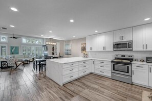Réfrigérateur, four à micro-ondes, un four, surface de cuisson