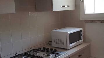 Refrigerador, microondas, horno y cafetera y tetera