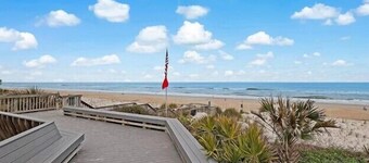 Shady Palms Pet-friendly townhouse w/ beach access