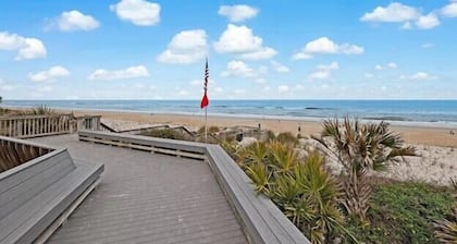 Shady Palms Pet-friendly townhouse w/ beach access