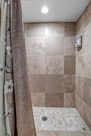 Douche, séchoir à cheveux, serviettes fournies