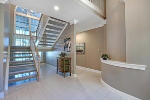 المنشأة من الداخل