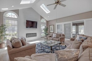 تلفزيون ذكي، مدفأة، مشغل دي في دي، كُتُب