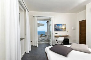 Cubrecamas, minibar, escritorio y espacio para trabajar con laptop 