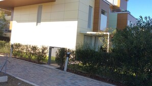 Un edificio residencial moderno de varios pisos, con techo plano y grandes ventanales.