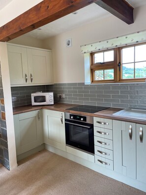 ثلاجة، ميكروويف، فرن، موقد طهي مسطح