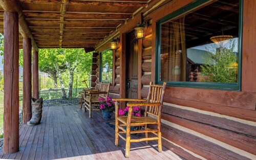 Highland Homestead- Direct River Access, Mountain Views, Historic Cabin