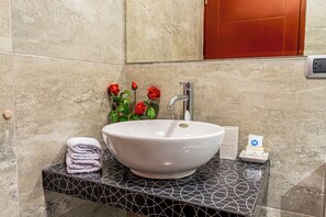 Douche, sèche-cheveux, serviettes fournies, savon