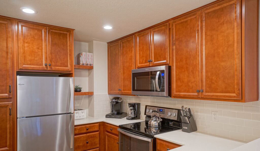 Réfrigérateur, micro-ondes, lave-vaisselle, cafetière/bouilloire