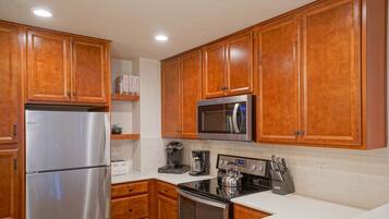 Réfrigérateur, micro-ondes, lave-vaisselle, cafetiÚre/bouilloire