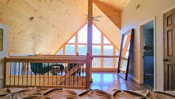 3 slaapkamers, een bureau, een strijkplank/strijkijzer, reisbedje