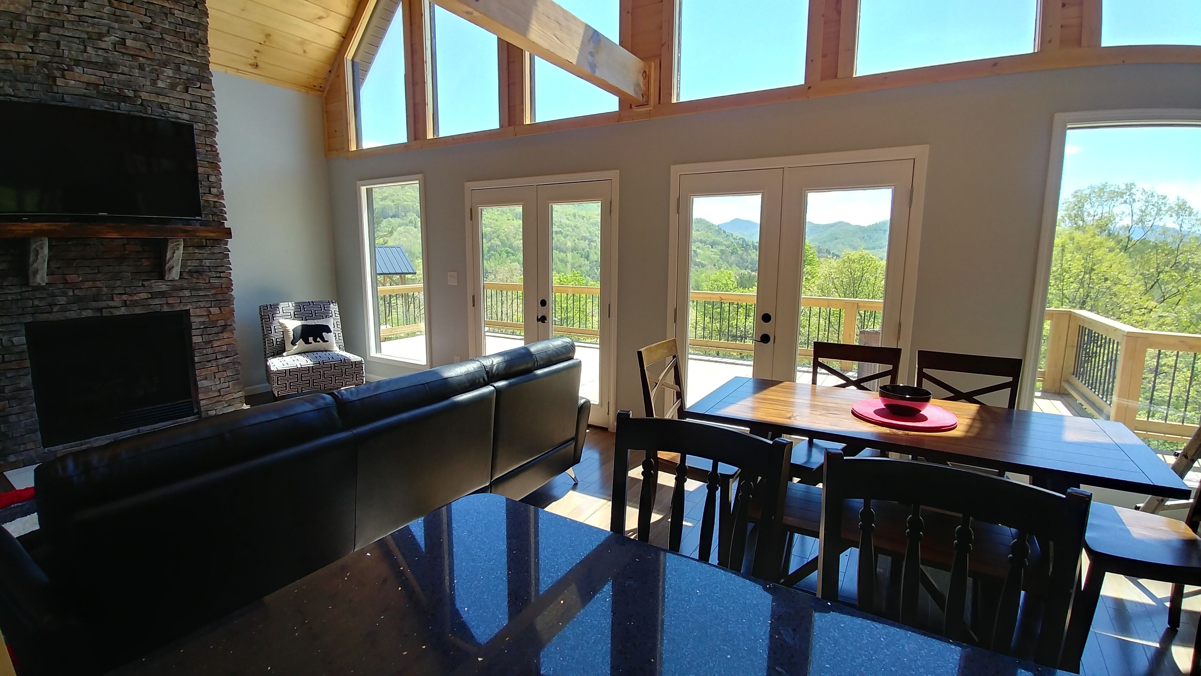 Een smart-tv, een open haard, een dvd-speler en boeken