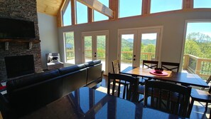 Älytelevisio, takka, DVD-soitin, kirjoja