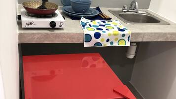 Standard Apartment, 1 Double Bed | Private kitchenette | Microwave, stovetop, cookware/dishes/utensils