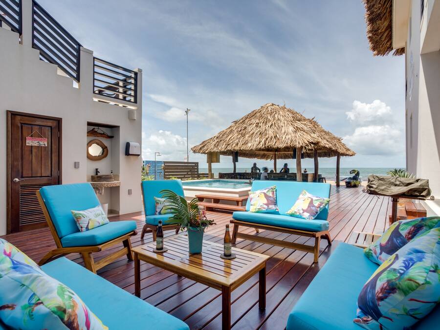 Economy studio, 1 queensize bed, uitzicht op zwembad, langs het strand | Kameruitzicht