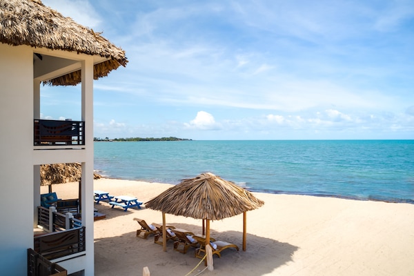 En la playa, arena blanca, camas de playa gratis