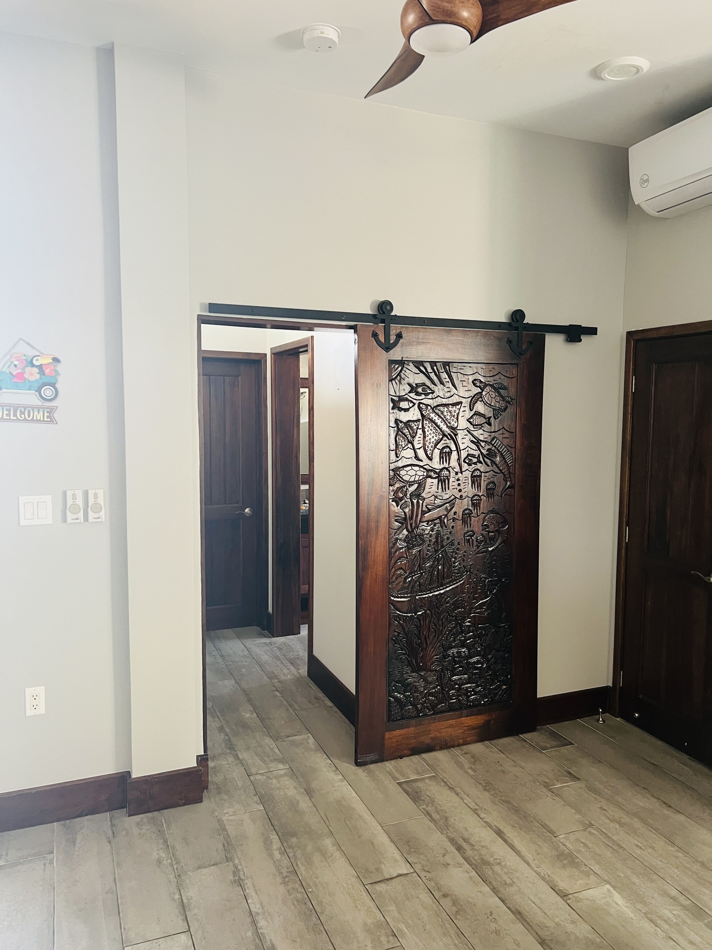 deluxe room, 1 bedroom, pool view | living area