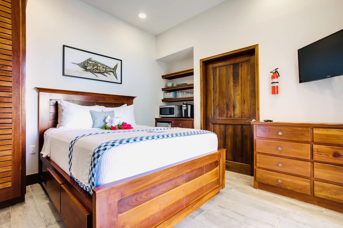 Estúdio econômico, 1 cama Queen, vista para a piscina, ao lado da praia | 1 quarto, roupas de cama de algodão egípcio, roupas de cama premium