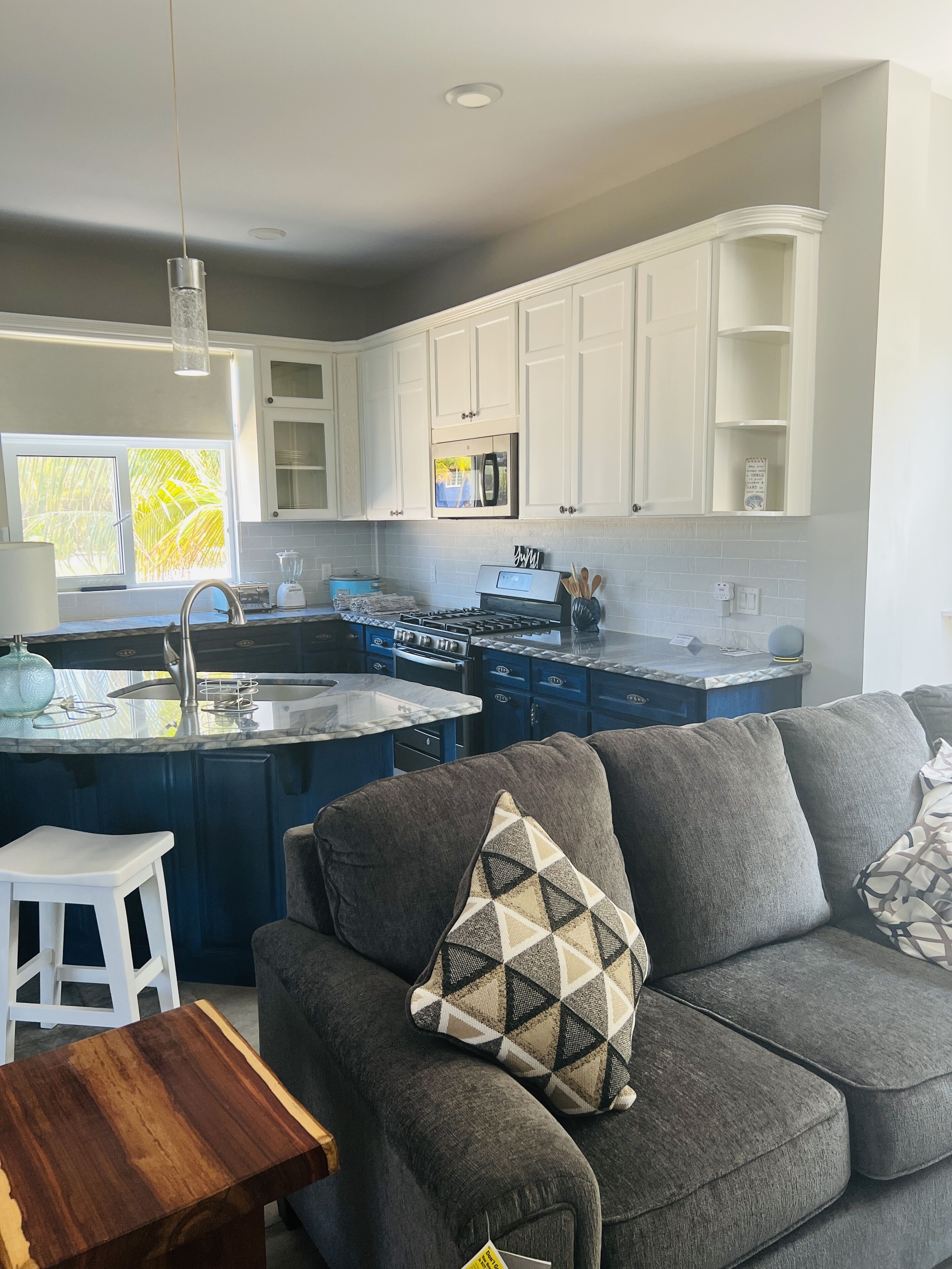 deluxe room, 1 bedroom, pool view | living area