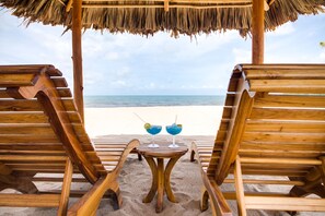 Plage, sable blanc, cabines gratuites, chaises longues