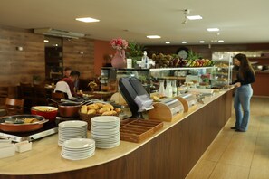 Free daily buffet breakfast  - Indaiá Park Hotel (Campo Grande)