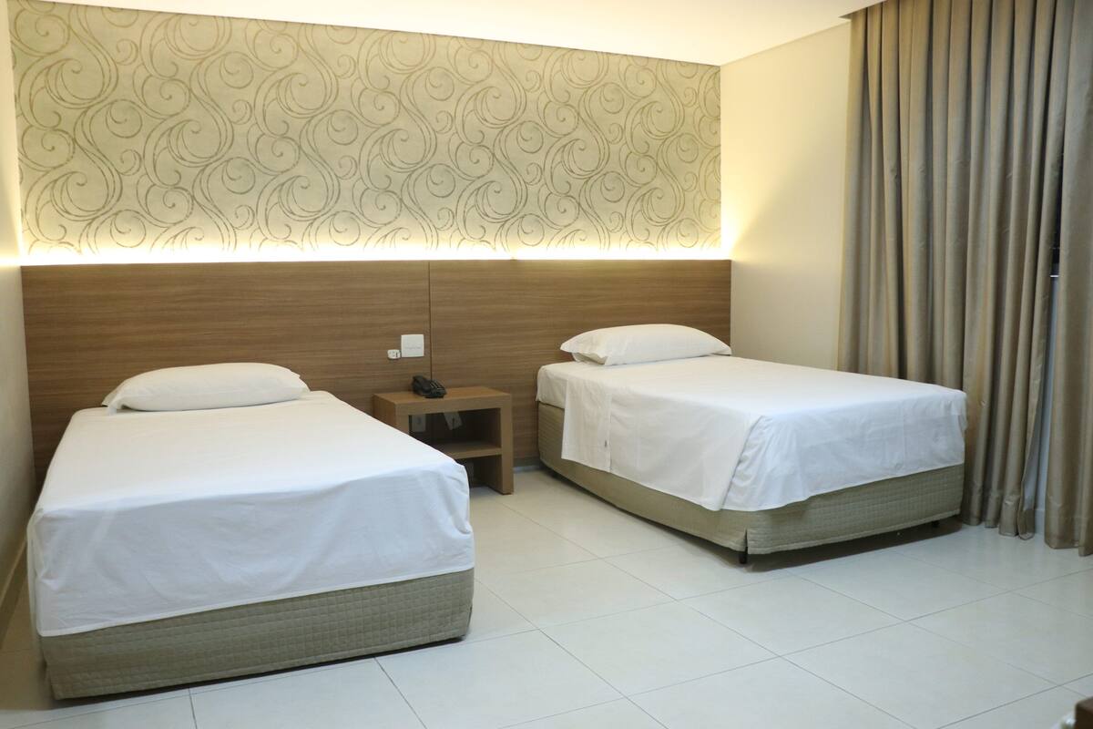 Comfort Duplo Twin | Bar mini, meja, langsir/tirai gelap terus, kalis bunyi