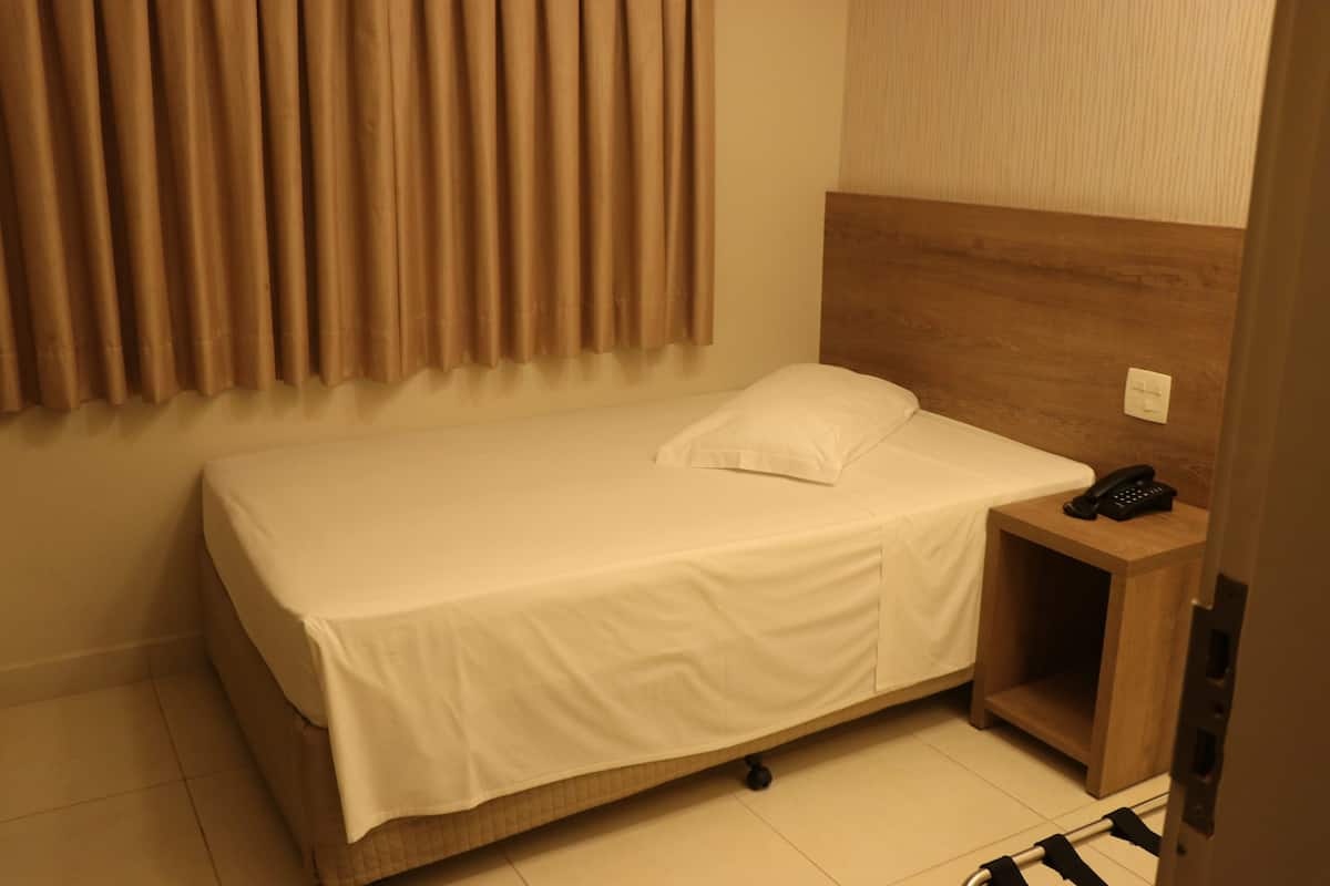 Comfort Single | Bar mini, meja, langsir/tirai gelap terus, kalis bunyi
