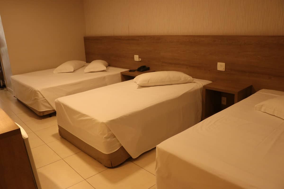 Luxo Quádruplo | Minibar, desk, blackout curtains, soundproofing