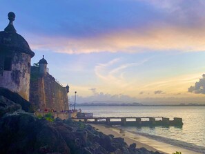 Plage, chaises longues, serviettes de plage