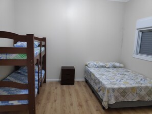 4 bedrooms, desk, free WiFi, bed sheets