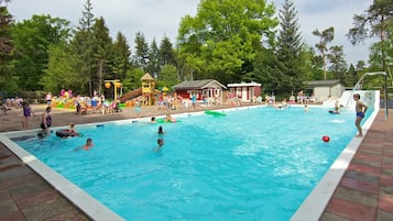 Een verwarmd zwembad