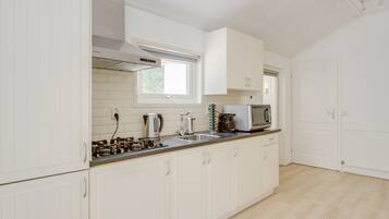 Een koelkast, een magnetron, een kookplaat