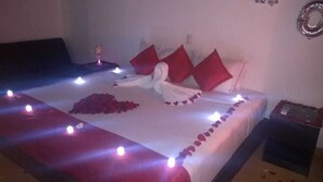 Premium bedding, down duvets, Tempur-Pedic beds, in-room safe - TuKasa Inn (Bogotá)