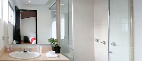 Combined shower/tub, rainfall showerhead, free toiletries, hair dryer