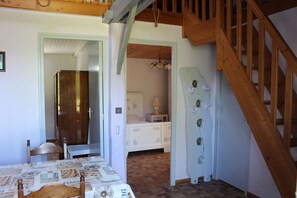 3 عدّة غرف نوم ومكواة/لوح كي