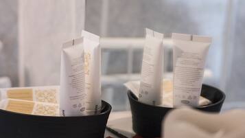 Ilmaiset hygieniatuotteet, hiustenkuivaaja, kylpytakit, tohvelit