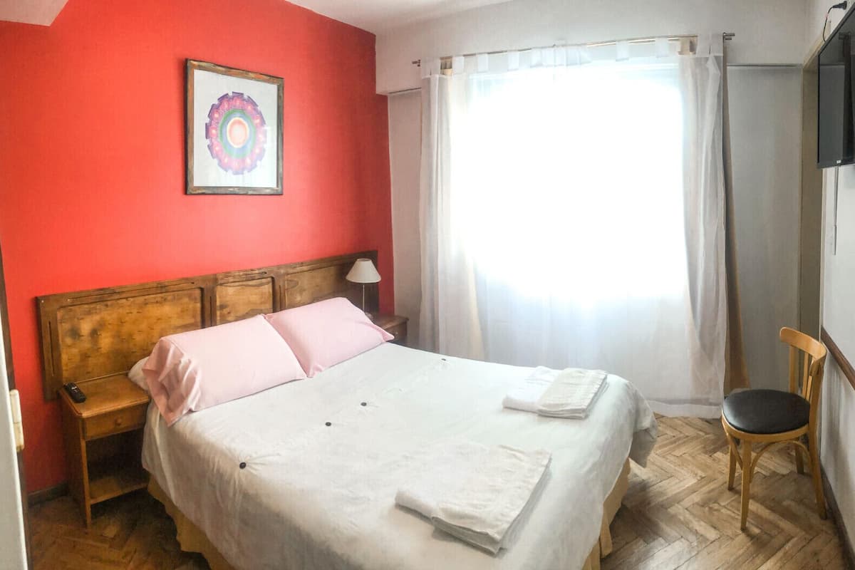Ropa de cama de alta calidad, cortinas blackout y wifi gratis 