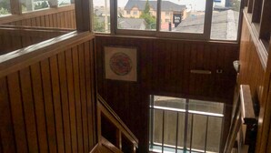 Un interior de madera con vista al frente marítimo y montañas.