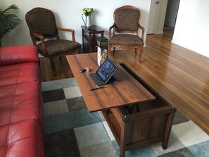 Smart-TV, DVD-Player, Kinderspielzeug, Bücher