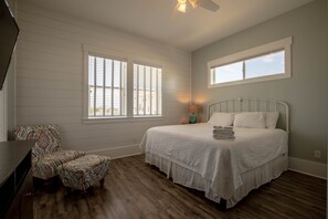 4 bedrooms, iron/ironing board, travel crib, free WiFi - Gulf view newly built home. Beautifully decorated, pet friendly! (Port St Joe)