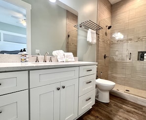 Combined shower/tub, hair dryer, towels, shampoo - Gulf view newly built home. Beautifully decorated, pet friendly! (Port St Joe)
