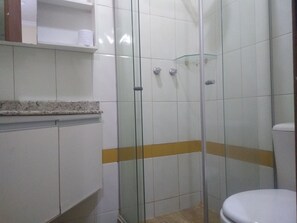 Habitación doble, 1 cama matrimonial | Baño | Regadera y toallas 